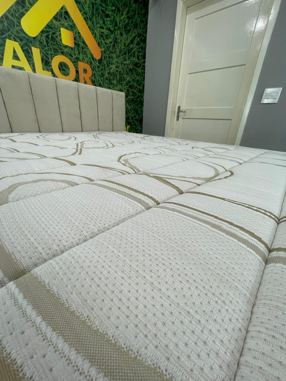 Colchão Exclusive Gel Ortobom + Base Baú blindada e bipartida – Queen c/ puxadores em madeira – 1.58m X 1.98m - Imagem 2