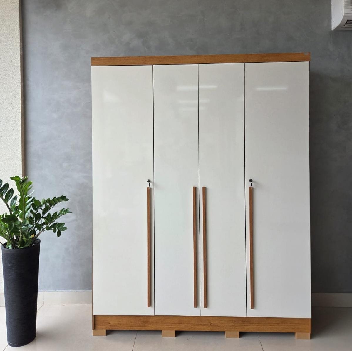 Guarda-Roupa Domus 4 portas com pés e chave - Cedro/Areia - Imagem 5